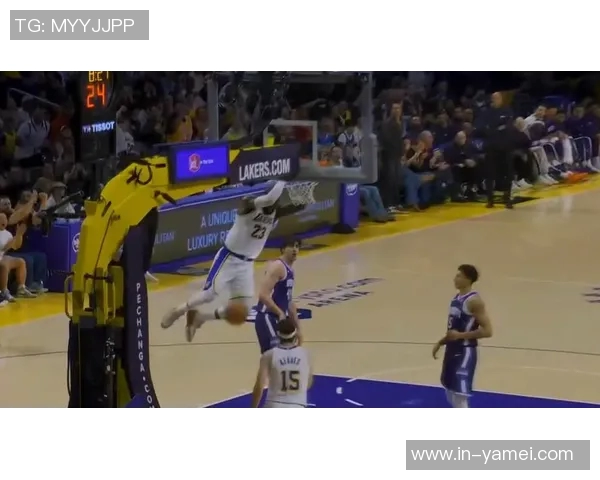 里夫斯赛后第一时间告知詹姆斯我曾为他们父子送出空接精彩瞬间